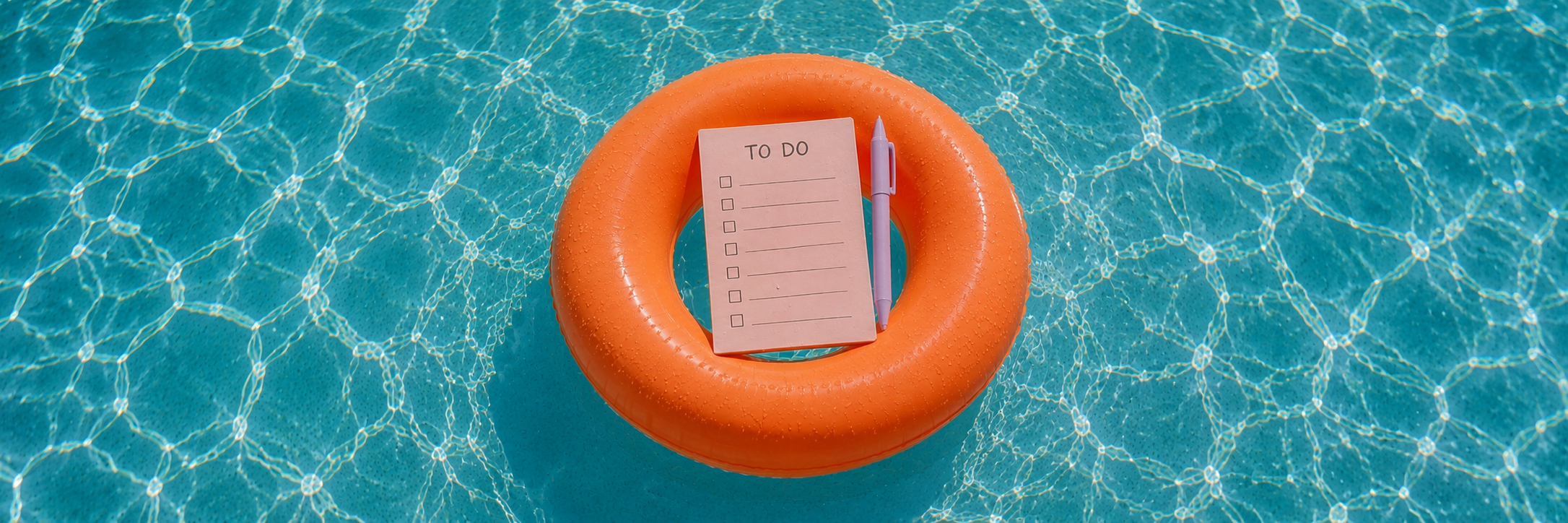 Une bouée orange flottant sur une piscine turquoise supporte une liste de tâches et un stylo, illustrant le fait que prendre soin de soi peut devenir une tâche de plus.